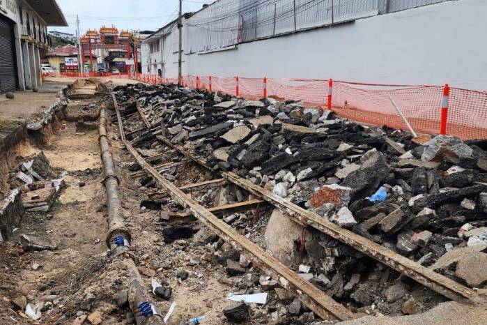 Los trabajos de reconstrucción realizados en el bArrio Chino dejaron al descubierto un tramo de los rieles utilizados por el antiguo tranvía. Los trabajos de reconstrucción realizados en el bArrio Chino dejaron al descubierto un tramo de los rieles utilizados por el antiguo tranvía.