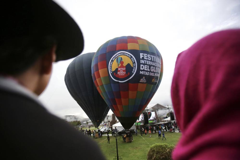 Fotografía de participantes y globos aerostáticos en la inauguración del Segundo Festival Internacional del Globo en Sudamérica hoy, en la Ciudad Mitad del Mundo (Ecuador). Fotografía de participantes y globos aerostáticos en la inauguración del Segundo Festival Internacional del Globo en Sudamérica hoy, en la Ciudad Mitad del Mundo (Ecuador).