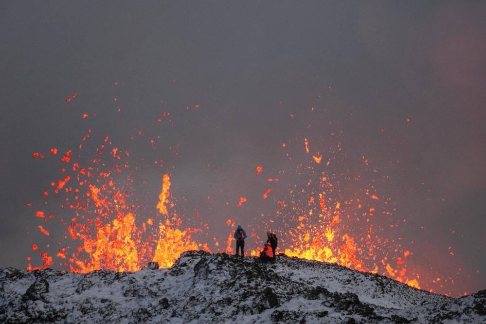 Un equipo de científicos trabaja hoy, en la cresta de una fisura volcánica mientras sale lava durante una erupción volcánica, cerca de la ciudad de Grindavik, en la península de Reykjanes (Islandia). Un equipo de científicos trabaja hoy, en la cresta de una fisura volcánica mientras sale lava durante una erupción volcánica, cerca de la ciudad de Grindavik, en la península de Reykjanes (Islandia).