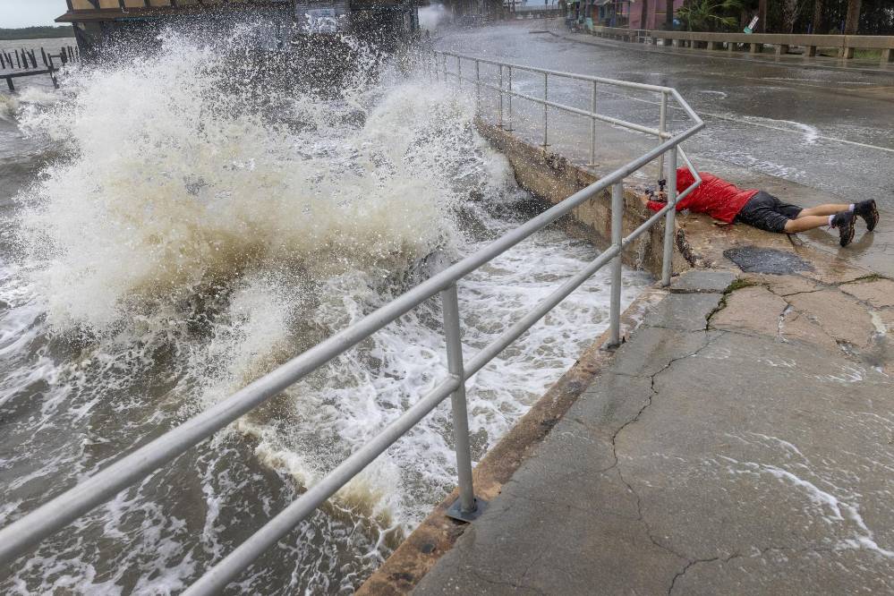 Un visitante desafía el fuerte oleaje, la marejada ciclónica y los fuertes vientos del huracán Helene para tomar fotografías en el centro de Cedar Key, Florida, EE. UU., El 26 de septiembre de 2024. Un visitante desafía el fuerte oleaje, la marejada ciclónica y los fuertes vientos del huracán Helene para tomar fotografías en el centro de Cedar Key, Florida, EE. UU., El 26 de septiembre de 2024.