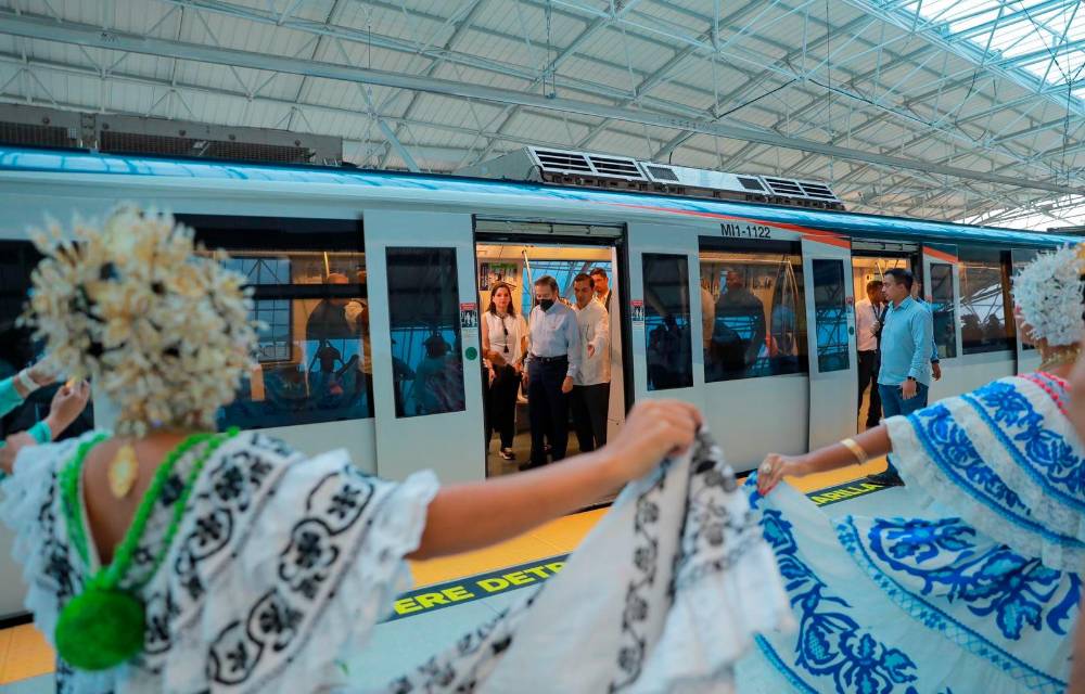 La nueva estación del metro abrió sus puertas al público a la 6 de la tarde de ayer.