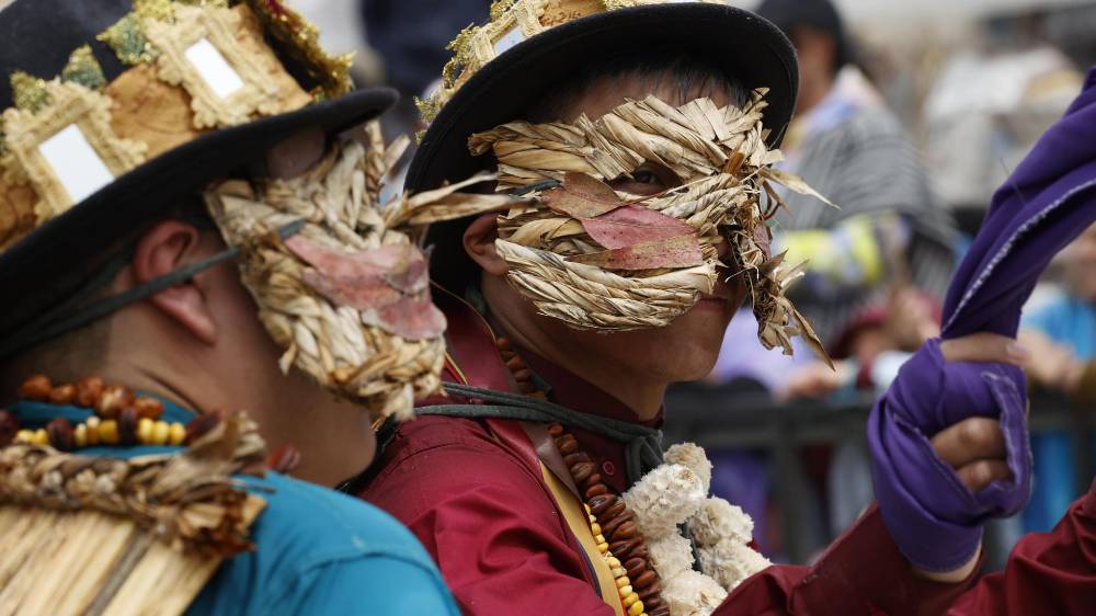 Integrantes de una comparsa participan en el 'Desfile de la Familia Castañeda' durante el Carnaval de Negros y Blancos este sábado, en Pasto.