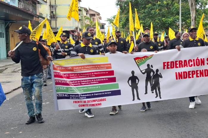 Trabajadores de diversas agrupaciones sindicales marchan por las principales calles de Colón este 1 de mayo, exigiendo mejoras en los servicios básicos y mayores oportunidades laborales.