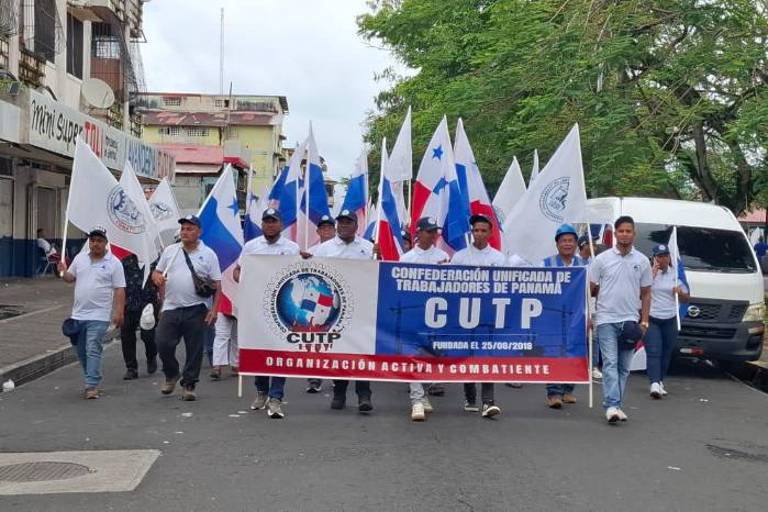 Cinetos de integrantes de sindicatos organizados este 1 de mayo en Colón.