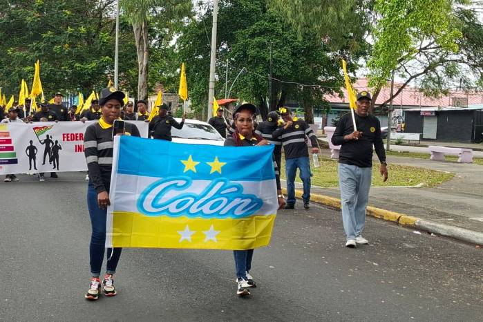 Integrantes de sindicatos organizados durante la marcha del 1 de mayo, que culminó en el Paseo Marino con un llamado al diálogo y al desarrollo económico de la región.