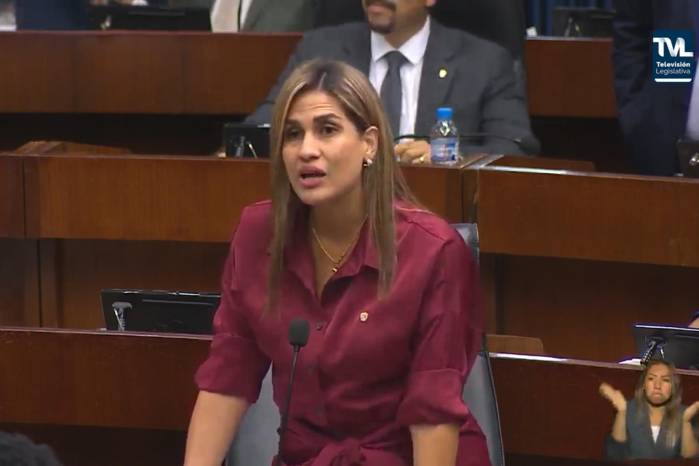 La diputada Alexandra María Brenes Samaniego denunció en el pleno de la Asamblea Nacional las fallas del sistema de salud y exigió respuestas inmediatas a las autoridades.