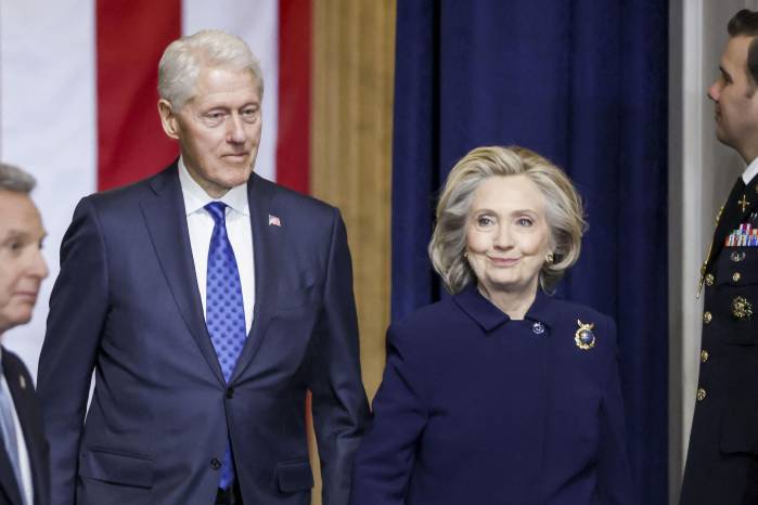 El expresidente de Estados Unidos, Bill Clinton y la exsecretaria de Estado, Hillary Clinton llegan a la ceremonia de investidura en la que Donald Trump tomará posesión como el 47.º presidente de Estados Unidos.