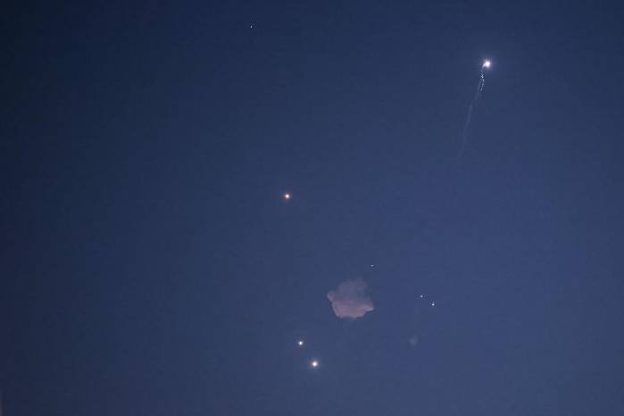 Catar anunció una defensa exitosa contra ataques con cohetes en su territorio. Irán tomó represalias con ataques en países del Golfo tras las ofensivas militares conjuntas de Estados Unidos e Israel contra Irán el 28 de febrero.