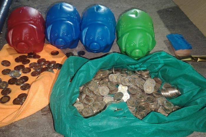 Las monedas sospechosas están en cuatro alcancías de colores rojo, azul y verde dentro de una bolsa.