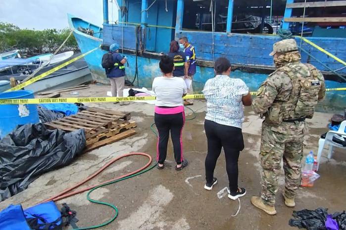 Agentes del Senam y el Ministerio Público llegan a la escena del naufragio.