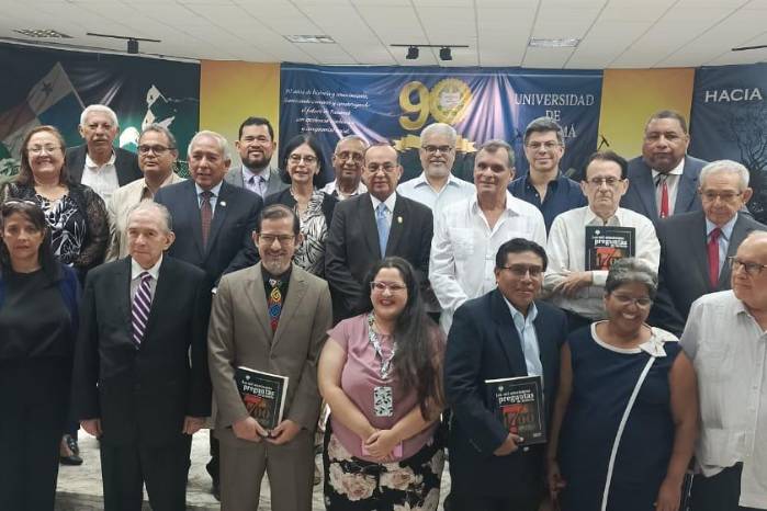 El elenco que participó en la elaboración del libro.