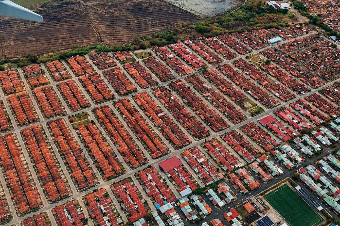 El modelo de urbanización panameño genera barriadas donde la cobertura arbórea es casi inexistente, y la impermeabilización del suelo se lleva al extremo, generando islas de calor urbano.