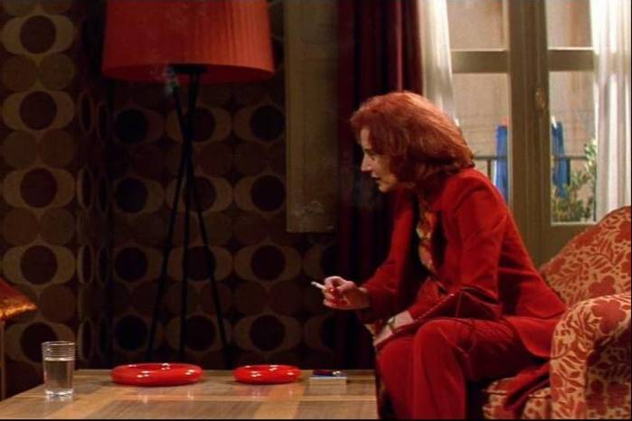 Aquí, una escena de Penélope Cruz y Marisa Paredes en ‘Todo sobre mi madre’ (1999). Otro de los elementos interesantes del cine de Almodóvar es su escogencia en los colores y el diseño de los interiores del escenario de sus películas.