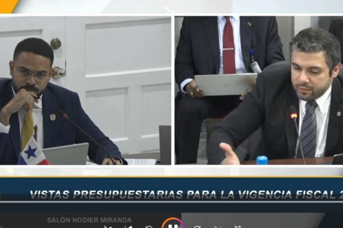 El diputado Betserai Richards cuestiona al director de la DGCP, Javier Marquínez, en la Comisión de Presupuesto de la Asamblea Nacional.