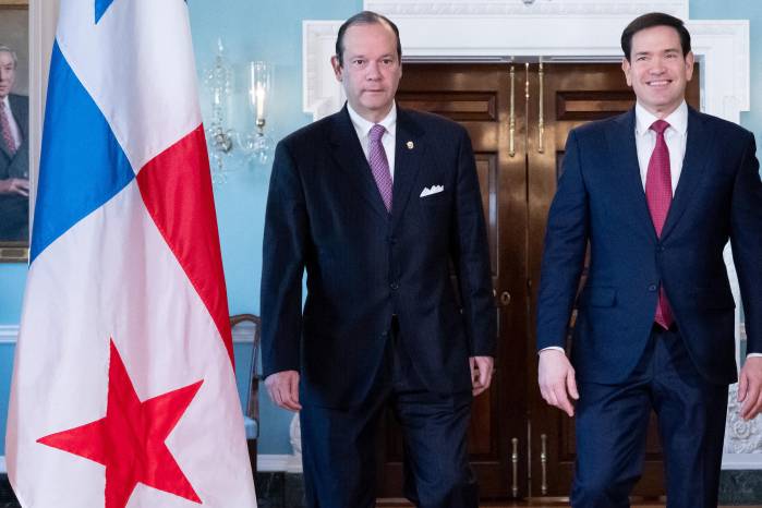 El secretario de Estado de Estados Unidos, Marco Rubio, saluda al ministro de Relaciones Exteriores de Panamá, Javier Martínez-Acha (izq.), previo a reuniones en el Departamento de Estado.