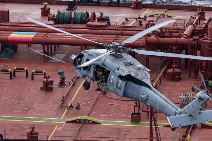 Fotografía difundida en la cuenta oficial en X @DeptofWar del Departamento de Guerra de Estados Unidos de uno de sus helicópteros interceptando un buque petrolero en el océano Índico.