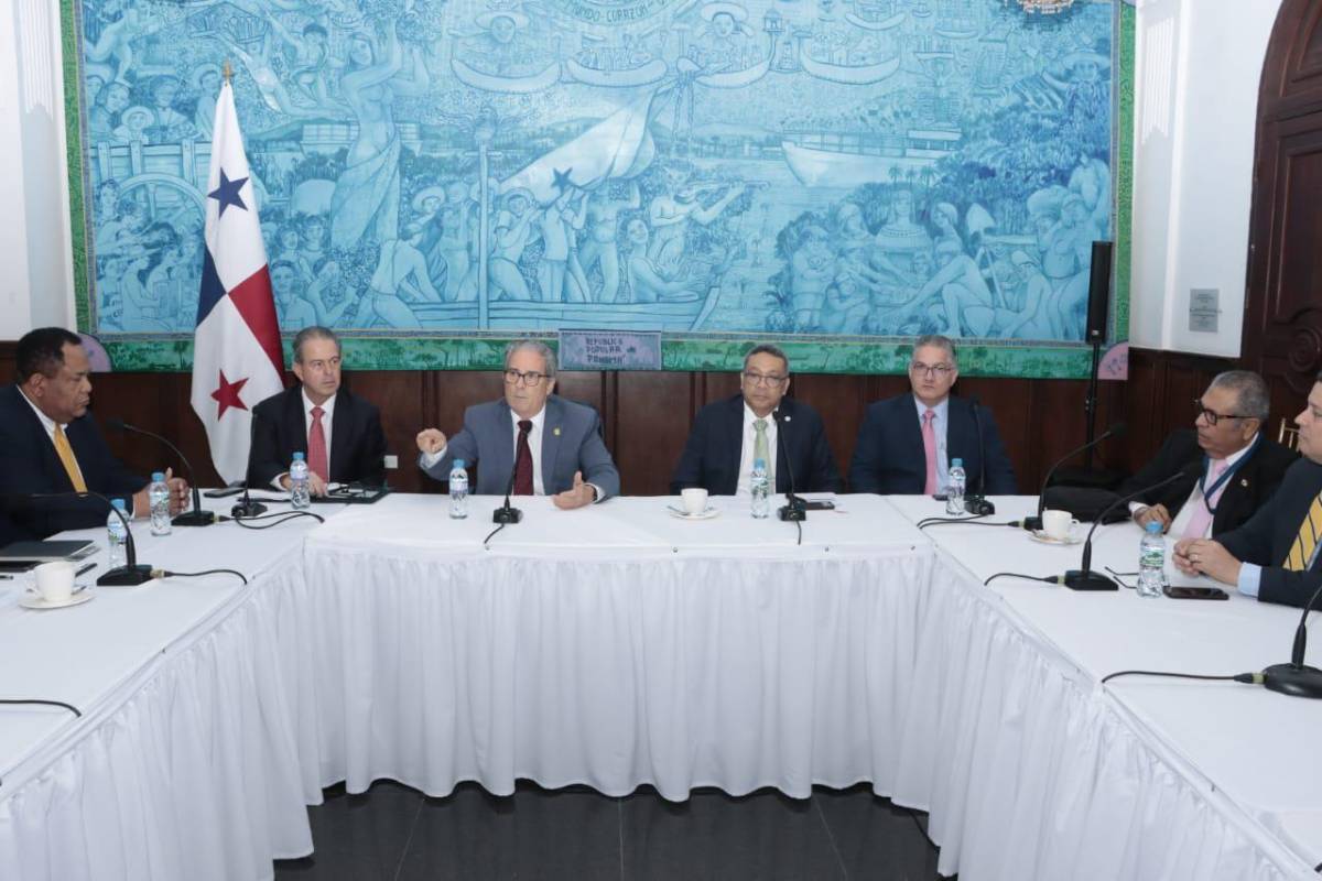 Ejecutivo reitera necesidad de aprobar las reformas, Asamblea define gira 