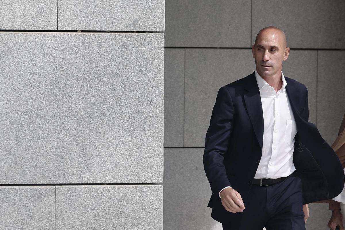 Rubiales tiene previsto volver el 6 de abril y se pone &lsquo;a plena disposici&oacute;n&rsquo; de la jueza