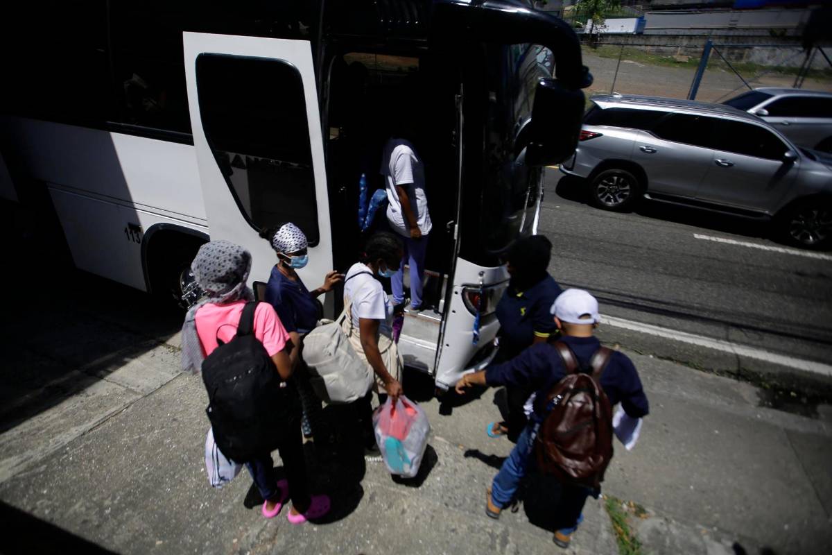 Migrantes deportados de EE.UU. a Panam&aacute;, trasladados sin apoyo oficial a un nuevo albergue