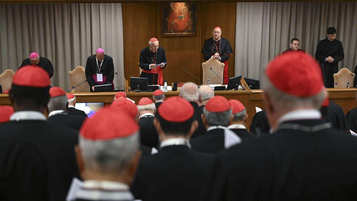 C&aacute;maras, focos y micr&oacute;fonos apuntan a los cardenales previo al c&oacute;nclave