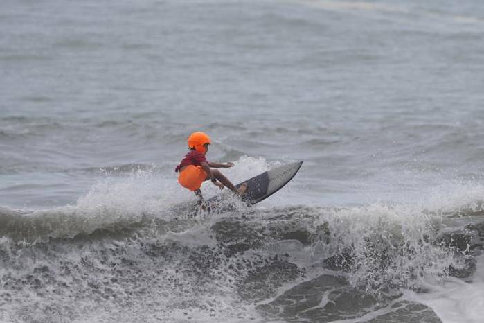 Brad Arosemena dominando las olas en Playa Venao.