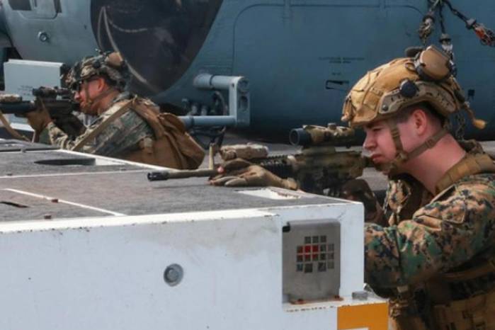 Fotografía tomada de la pagina del Servicio de Distribución de Información Visual de Defensa de marines durante una simulación en la cubierta del navío de ataque anfibio USS Iwo Jima.