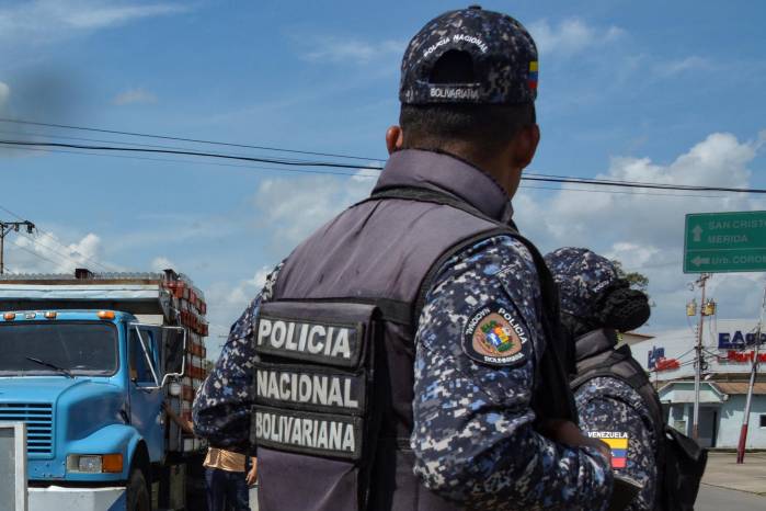 El politólogo Guillermo Tell Aveledo señaló a EVTV que este patrón encaja en una estrategia de vigilancia y control social.