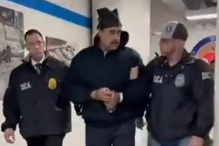 Captura de video tomada de la cuenta en X @RapidResponse47 de la Casa Blanca de Nicolás Maduro (c), a su llegada a la sede de la DEA este sábado, en Nueva York