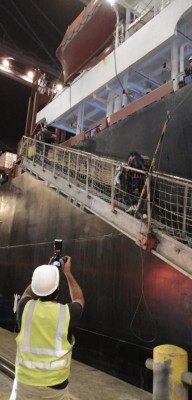 Un pasajero realiza el desembarque para ser repatriado.