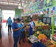 Funcionarios de Acodeco inspeccionan los precios en Merca Panamá.