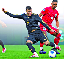 El delantero mexicano Santiago Giménez controla el balón frente al defensa panameño Jorge Gutiérrez, en la final de la Liga de Naciones de la Concacaf.