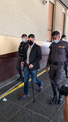 Ricardo Alberto Martinelli Linares llega escoltado por el sistema penitenciario de Guatemala.