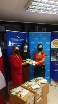 La presidenta de la Fundación Unidos por la Niñez, Jennie Barb y la representante de Unicef en Panamá, Sandie Blanchet entregan los dos manuales a la directora general de la Senniaf, Graciela Mauad.