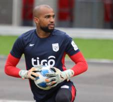 A Panamá los uruguayos la designan como la selección de Luis Mejía, resaltando su buen presente con Nacional. Tendrá un duelo con Sergio Rochet, con quien tuviera rivalidad en Nacional cuando jugaban juntos.