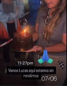La madre de Lucas le cantó el cumpleaños feliz.