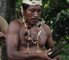 Un hombre indígena del pueblo Barí marcha para reclamar sus derechos de vivir en armonía con la naturaleza, el 14 de mayo de 2022, en Tibú (Colombia).