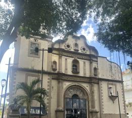 Muchas iglesias coloniales ubicadas fuera del área de intramuros del Casco Antiguo —en el denominado arrabal— han quedado en el abandono y el olvido.