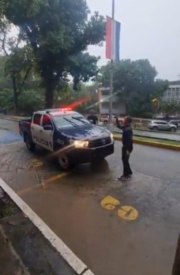 Momentos en que la patrulla de la Policía Nacional se encontraba en la Universidad de Panamá