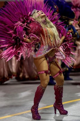 Brasil vibra al ritmo de la samba en su primer d&iacute;a de Carnaval