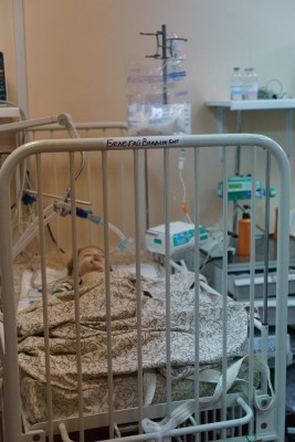 Niños son atendidos en una habitación protegida por sacos de arena en hospital de Ucrania