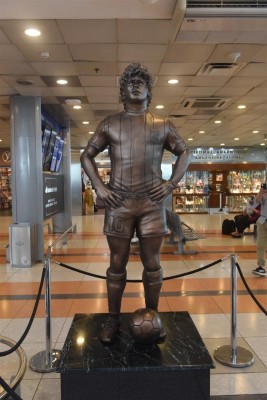 Estatua en honor al fallecido futbolista Diego Armando Maradona, en el Aeropuerto Internacional Ministro Pistarini