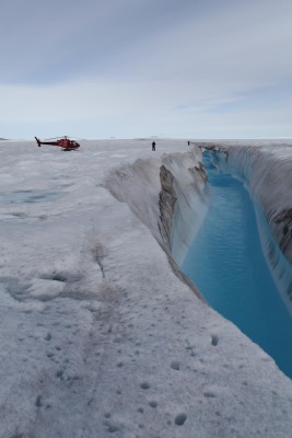 Río de agua de deshielo en el glaciar Zachariae, al noreste de Groenlandia.