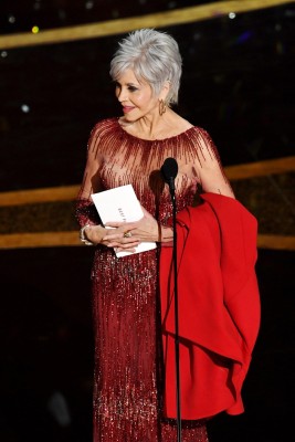 Jane Fonda presentó el galardón a Mejor Película con su característico abrigo rojo.