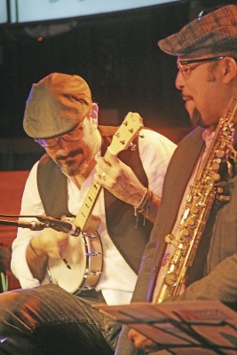 Billy Heron en el banjo y Luis Carlos Pérez