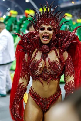 Brasil vibra al ritmo de la samba en su primer d&iacute;a de Carnaval