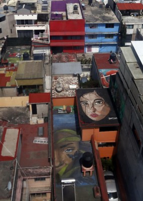 Grafitis dan colorido a paredes y azoteas en alcaldía de Ciudad de México