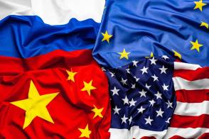 Imagen ilustrativa de las banderas de China, Estados Unidos, Unión Europea y Rusia.