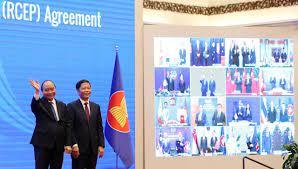 El primer ministro de Vietnam, Nguyen Xuan Phuc (L) y el ministro de Industria y Comercio, Tran Tuan Anh (R), aplauden la ceremonia virtual de firma de la Asociación Económica Regional Integral (RCEP) en Hanoi, Vietnam, el 15 de noviembre de 2020, en una foto de archivo.