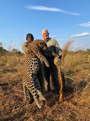 El expresidente Pérez Balladares posando junto a un leopardo muerto