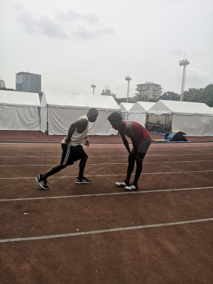 Andrés Rodríguez (entrenador) y Jham Wisdom (atleta).